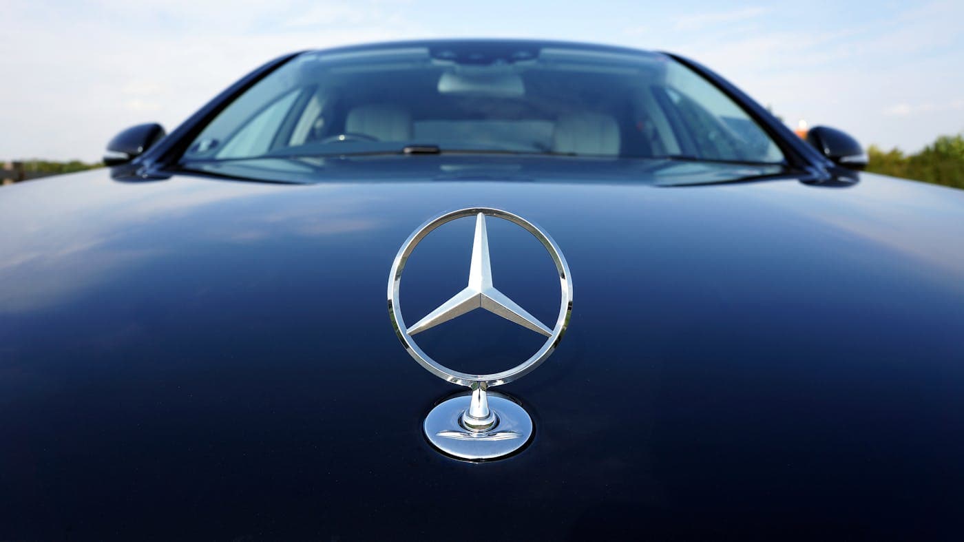 Berline noire Mercedes en attente